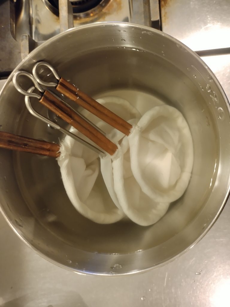 使用後のネルフィルターをボウルの水に浸けて保存している様子