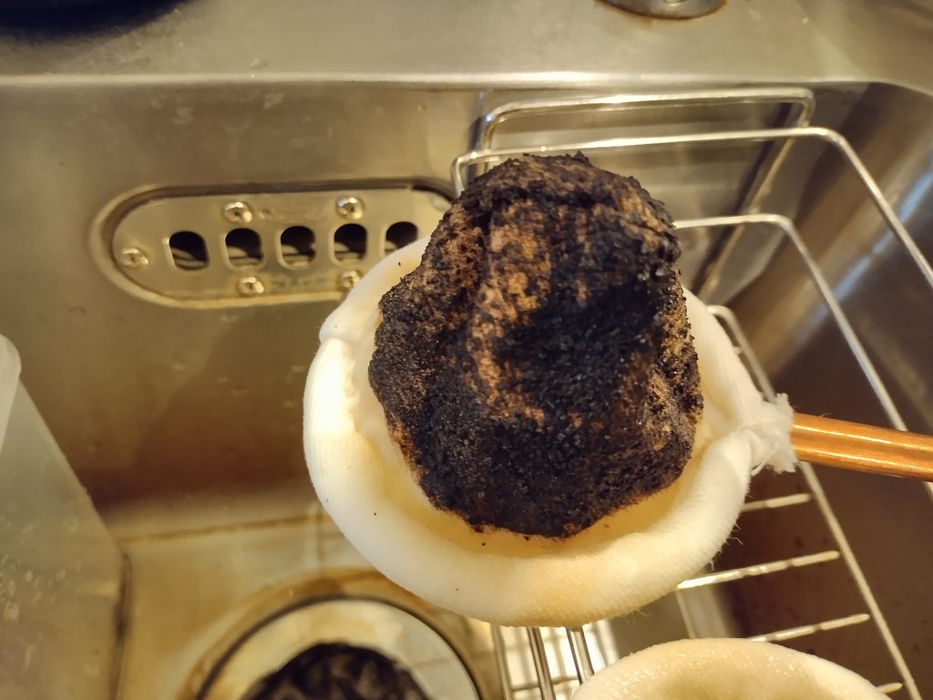 抽出を終えて、コーヒーの粉が残ったままのネルフィルター