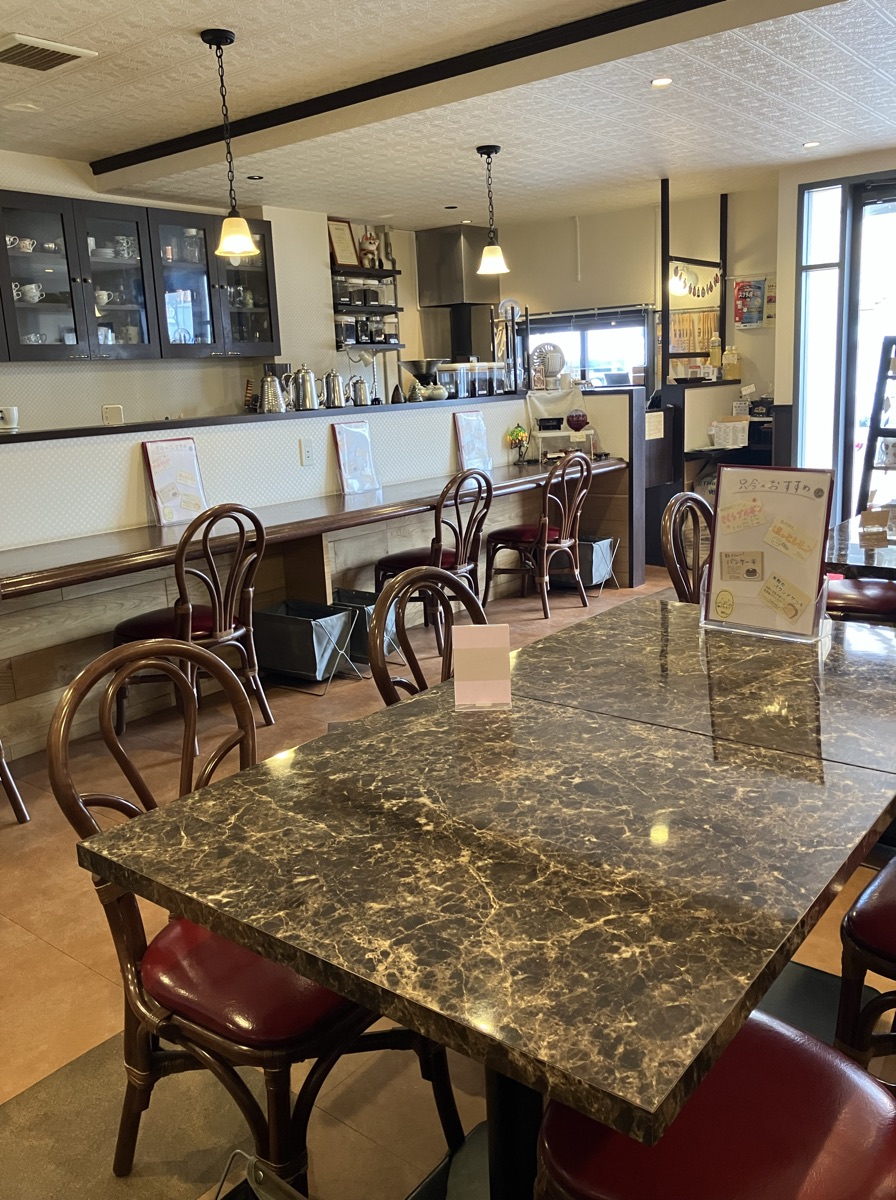 喫茶店ぽっけの店内。大理石風のテーブル席