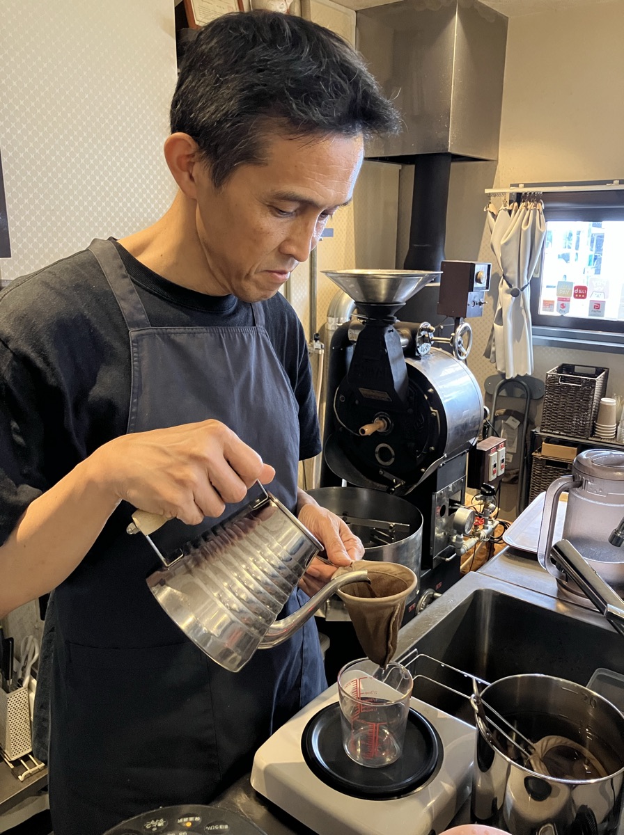 マスターが珈琲を淹れている様子