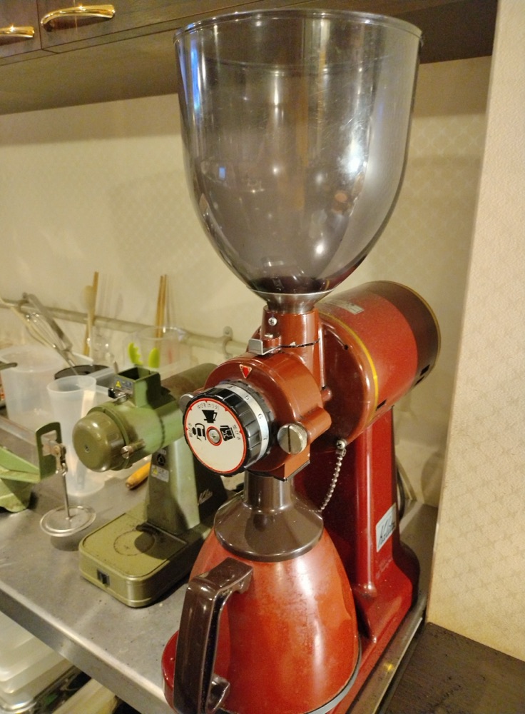 店内の赤いコーヒーミル