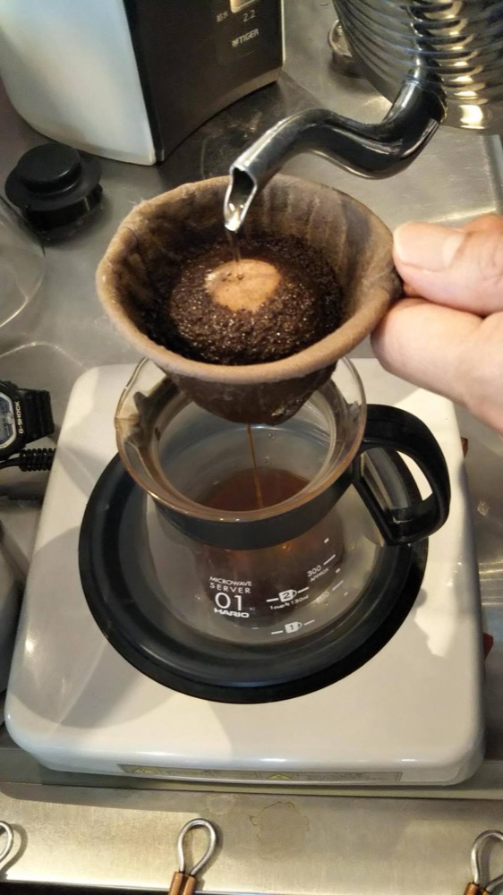 ネルフィルターで一杯ずつ抽出する様子