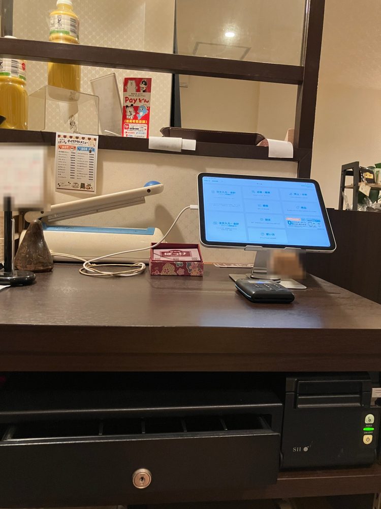 喫茶店ぽっけのレジまわり（iPadのAirレジとカードリーダー）