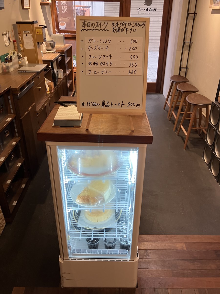 本日のスイーツのボードとショーケース