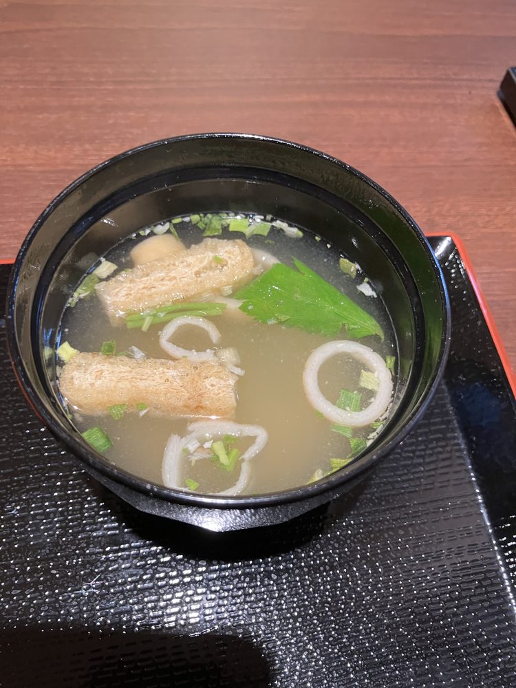 う巻き重についてくる味噌汁