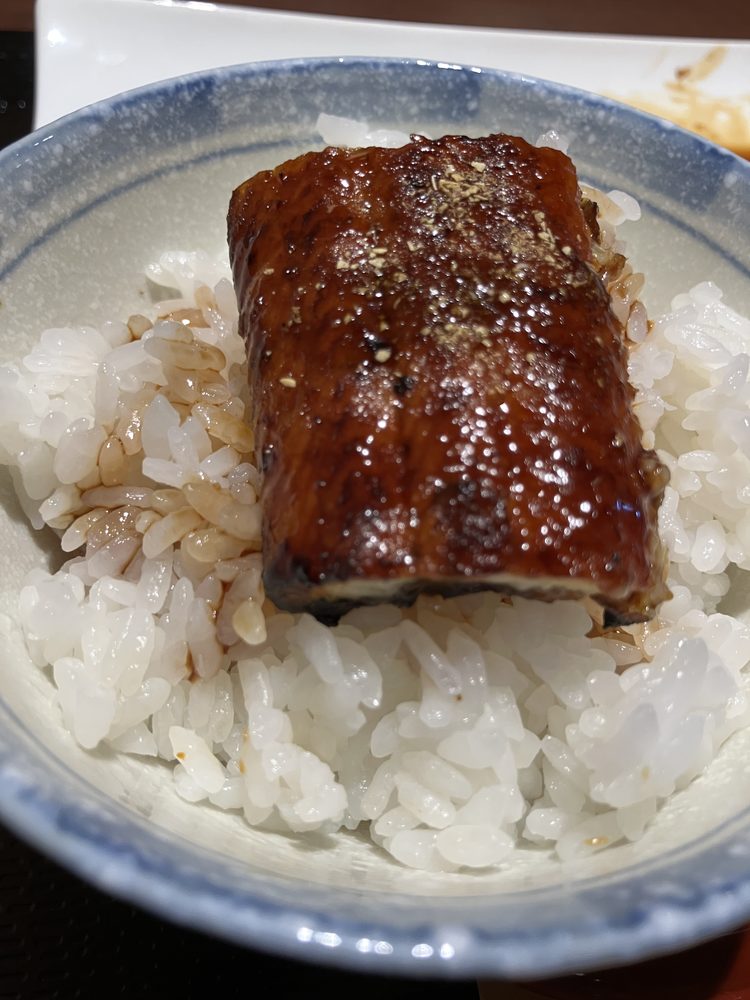 ご飯にうなぎをのせてうな丼風に