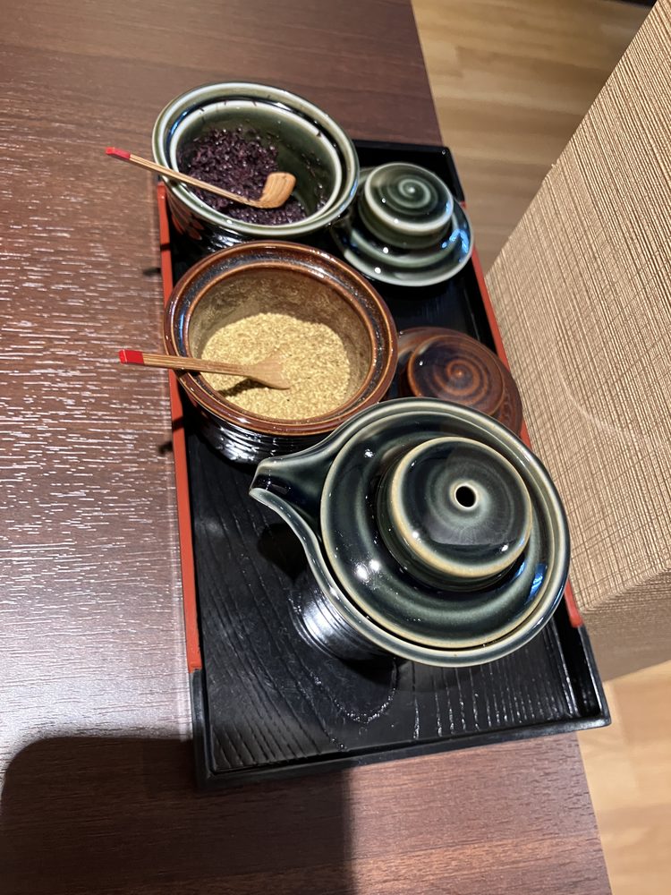 テーブルの薬味とタレ