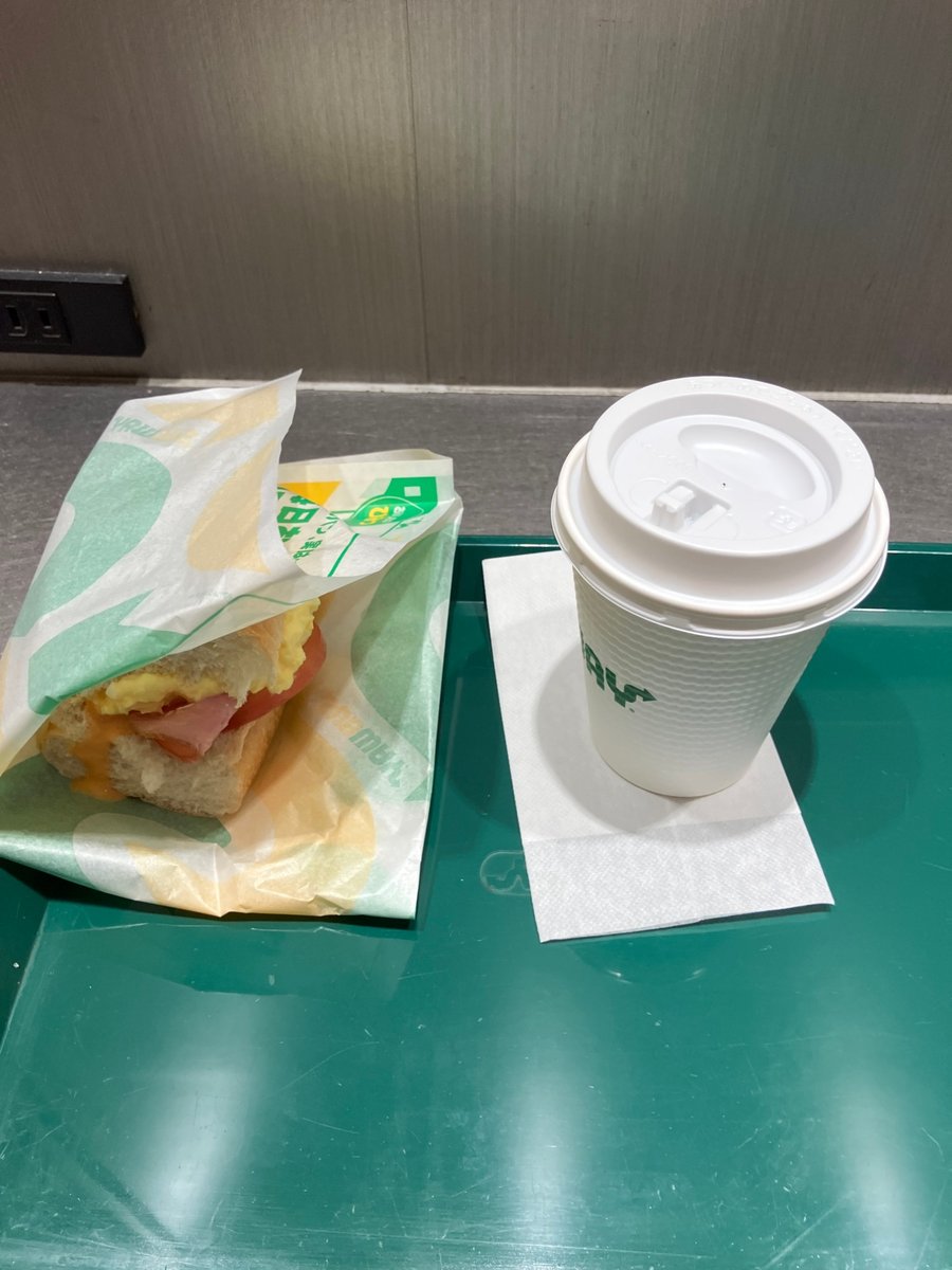 トレーにのったモーニングドリンクセットのサンドとコーヒー