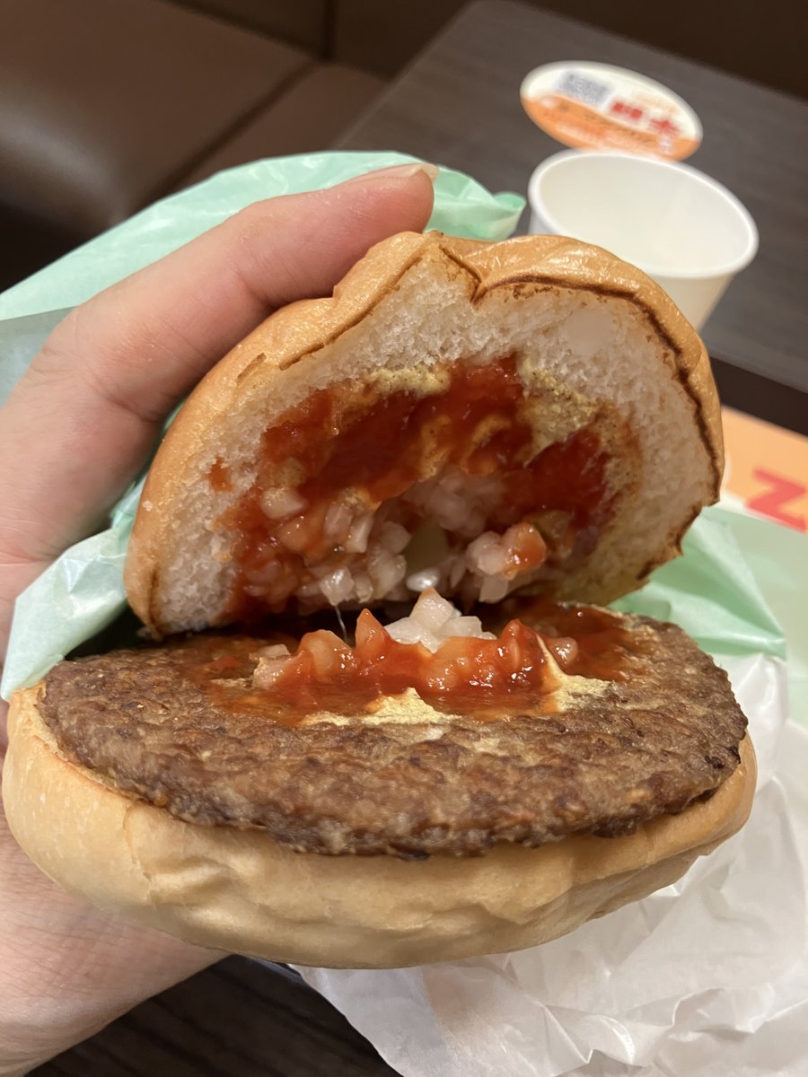 モーニングハンバーガーの断面（玉ねぎとケチャップ）